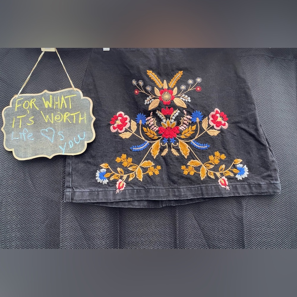Topshop Moto Black Denim Embroidered Mini Skirt – European Floral Denim (Size 8)